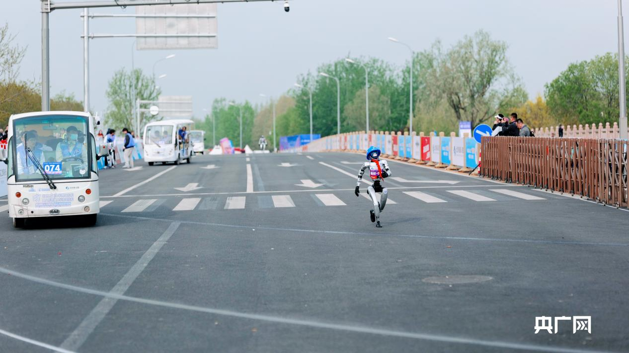 
北京宣武医院黄牛代挂号电话票贩子号贩子网上预约挂号,住院检查加快,芮见一线丨从“人机共跑”到“人机共融”！人形机器人用半马成绩回答开局新期待