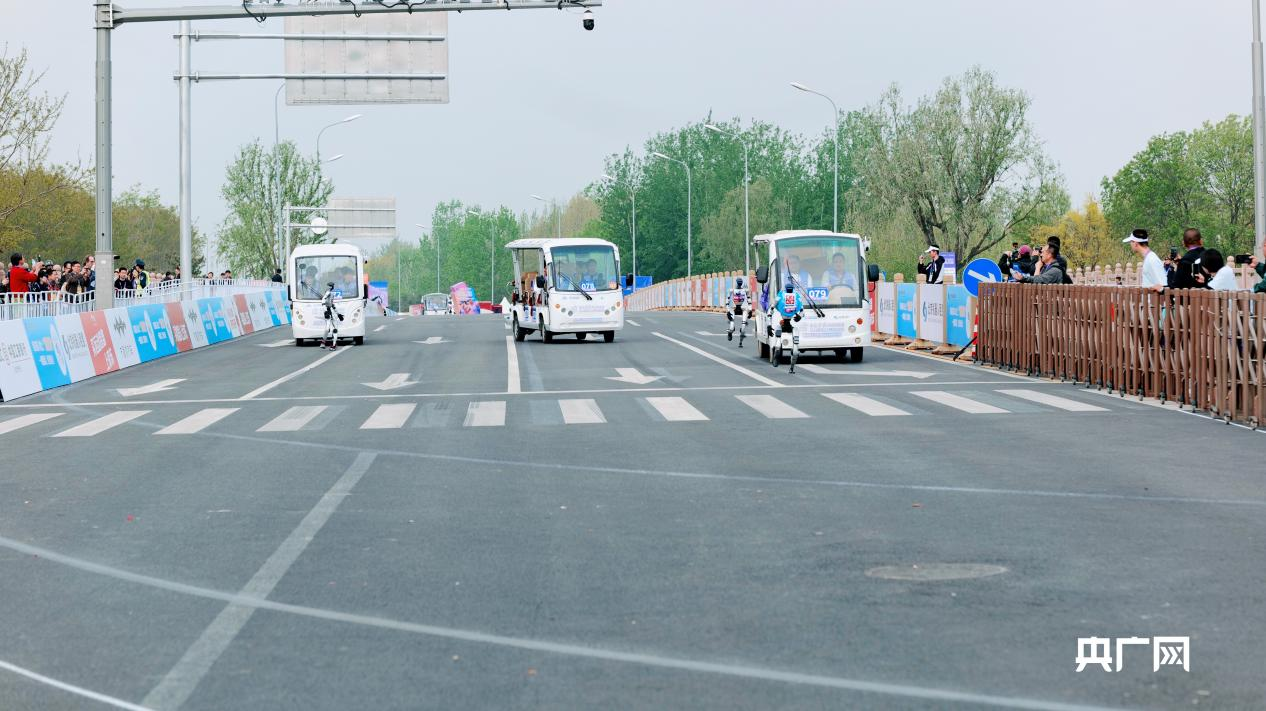 
北京宣武医院黄牛代挂号电话票贩子号贩子网上预约挂号,住院检查加快,芮见一线丨从“人机共跑”到“人机共融”！人形机器人用半马成绩回答开局新期待