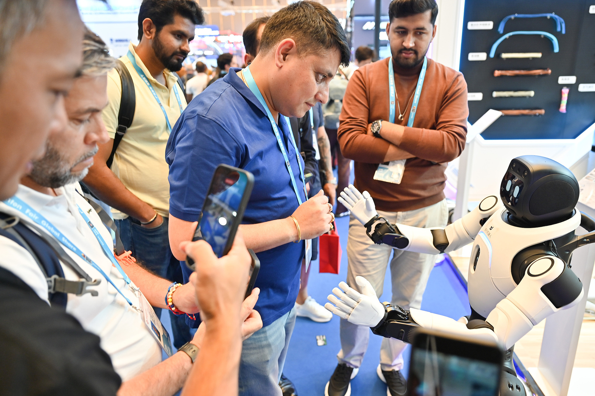 
北京各大医院黄牛代挂号电话票贩子号贩子网上预约挂号,住院检查加快,晶采观察丨从“卖全球”到“买全球” 两大展会彰显中国扩大开放决心