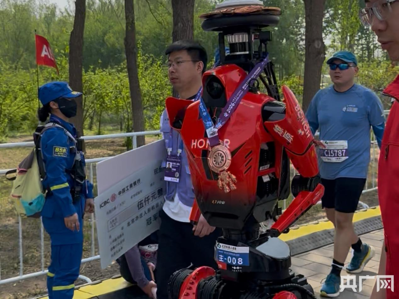 
北京宣武医院黄牛代挂号电话票贩子号贩子网上预约挂号,住院检查加快,芮见一线丨从“人机共跑”到“人机共融”！人形机器人用半马成绩回答开局新期待