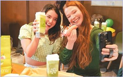 
上海新华医院黄牛代挂号电话票贩子号贩子网上预约挂号,住院检查加快,中国新茶饮 海外“排队王”