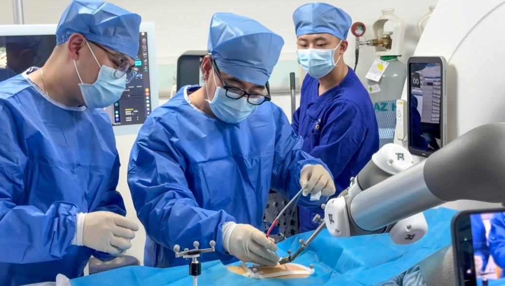 
北京北大口腔医院黄牛代挂号电话票贩子号贩子网上预约挂号,住院检查加快,琴澳协作“冷冻射频消融术”成功救治澳门患者