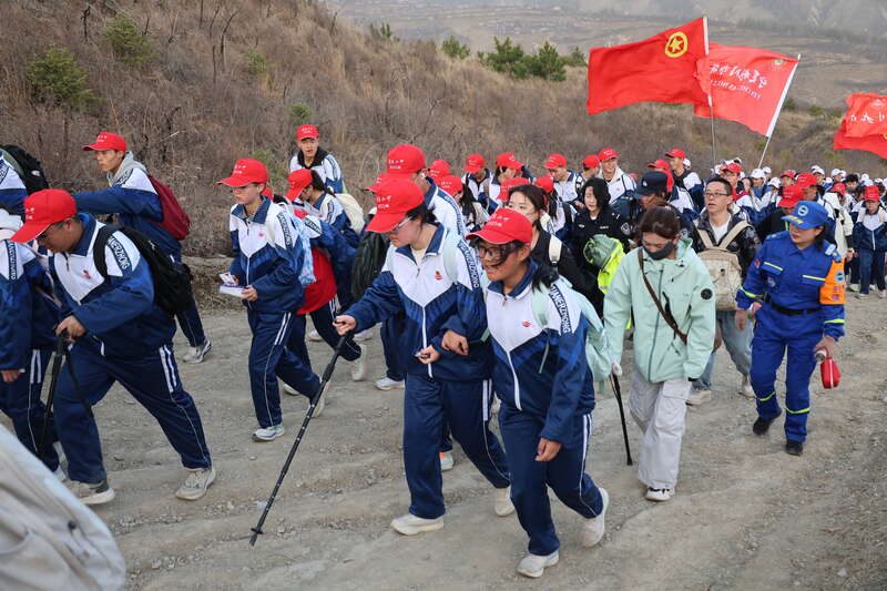 
北京大学肿瘤医院黄牛代挂号电话票贩子号贩子网上预约挂号,住院检查加快,“长征路”常走常新 宁夏固原连续31年组织师生徒步百里祭英烈