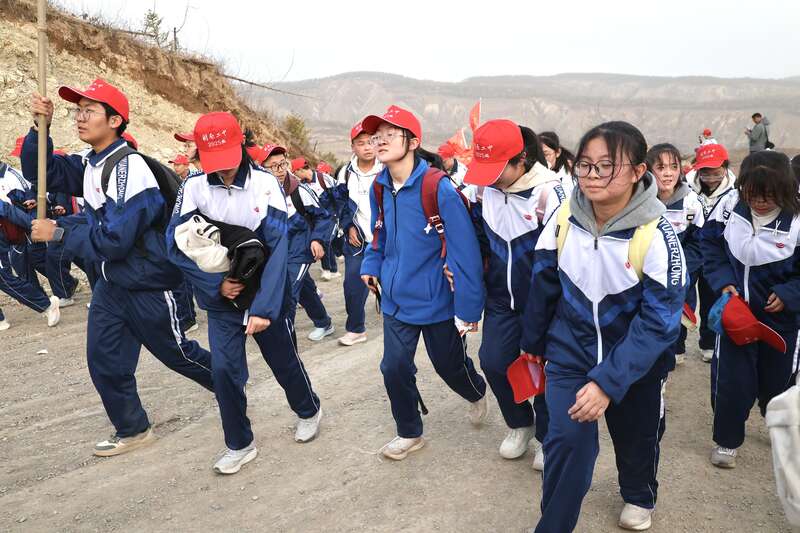 
北京大学肿瘤医院黄牛代挂号电话票贩子号贩子网上预约挂号,住院检查加快,“长征路”常走常新 宁夏固原连续31年组织师生徒步百里祭英烈