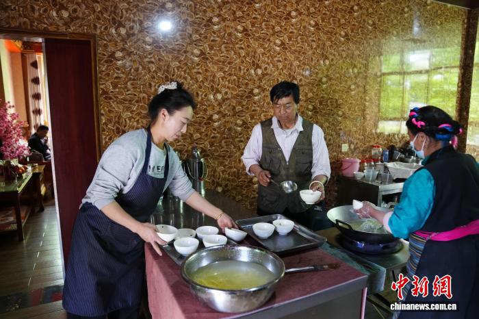 
长沙各大医院黄牛代挂号电话票贩子号贩子网上预约挂号,住院检查加快,（滇藏公路50年）西藏盐井加加面：越加越幸福