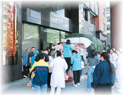 
成都华西医院黄牛代挂号电话票贩子号贩子网上预约挂号,住院检查加快,一车苹果温暖两座城（“融”观中国）