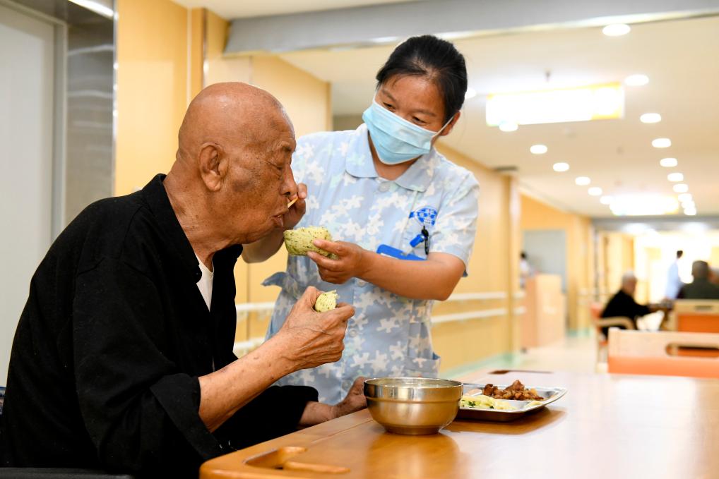 
浙江中医药第二医院黄牛代挂号电话票贩子号贩子网上预约挂号,住院检查加快,消费新图景丨银发经济解锁品质养老新生活