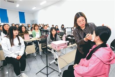 
上海中医药大学附属龙华医院陈红风刘嘉湘范忠泽黄牛挂号电话守护新就业群体，首个中央文件来了（锐财经）