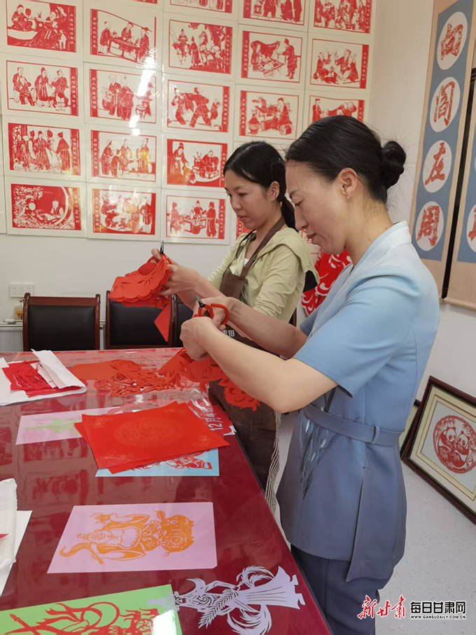 
上海龙华医院黄牛代挂号电话票贩子号贩子网上预约挂号,住院检查加快,青春华章 丝路逐光丨丝路巧手裁红韵 高台非遗传承人陈志的 “金剪刀” 逐光梦