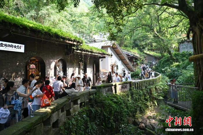 
上海仁济医院黄牛代挂号电话票贩子号贩子网上预约挂号,住院检查加快,三百年古村落金刚碑的“新旧共生”