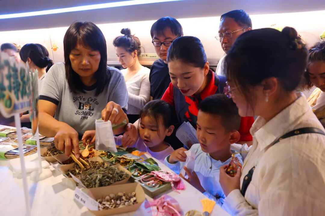 
首都医科大学附属北京口腔医院黄牛代挂号电话票贩子号贩子网上预约挂号,住院检查加快,我的铁路风景 | 包粽子、看表演……在旅途中过端午是什么体验?