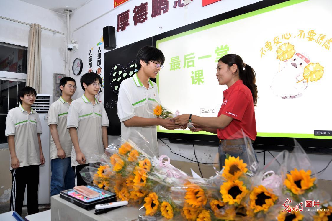 
西安西京医院黄牛代挂号电话票贩子号贩子网上预约挂号,住院检查加快,【聚焦高考 逐梦今夏】多彩祝福致青春，从容落笔向未来