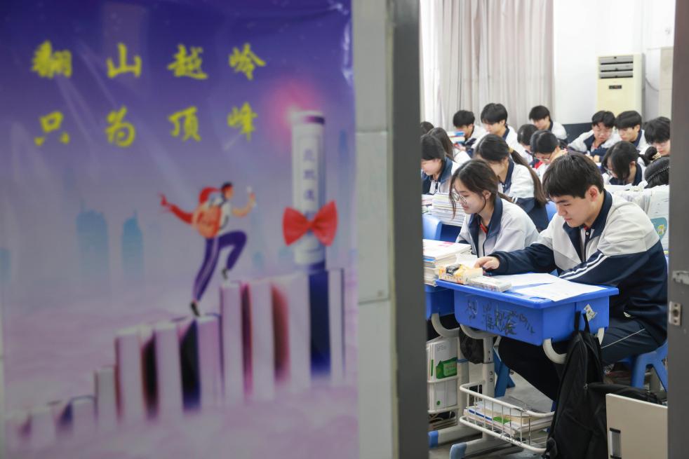 
北京安定医院黄牛代挂号电话票贩子号贩子网上预约挂号,住院检查加快,2026高考加油！笔锋所至，梦想开花