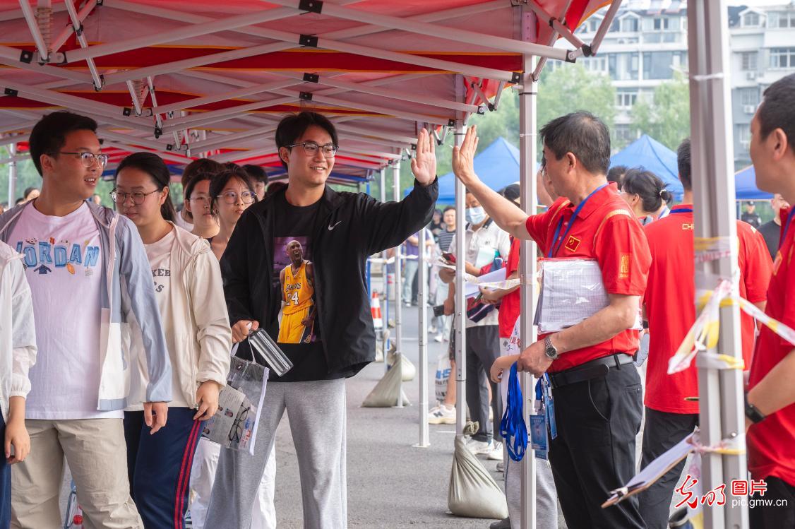 
上海儿童医学中心黄牛代挂号电话票贩子号贩子网上预约挂号,住院检查加快,【聚焦高考 逐梦今夏】以自信之姿 赴青春考场