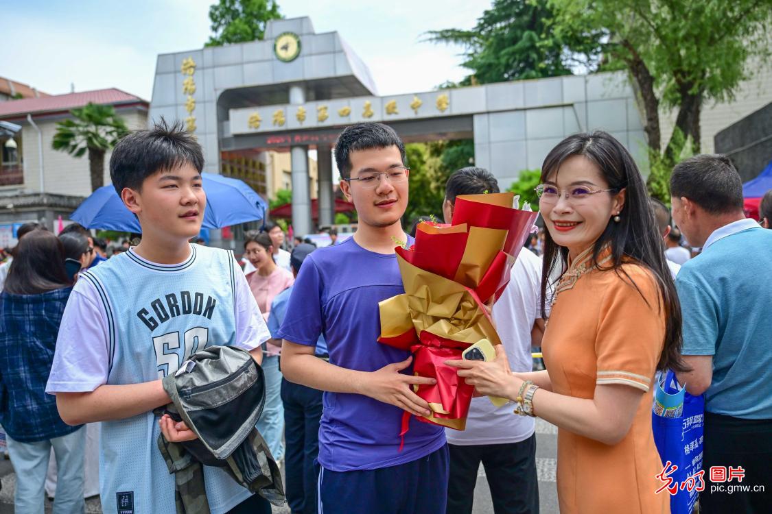 
上海儿童医学中心黄牛代挂号电话票贩子号贩子网上预约挂号,住院检查加快,【聚焦高考 逐梦今夏】以自信之姿 赴青春考场