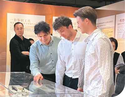 
中南大学湘雅医院袁健医生黄牛预约代挂号电话在文物中感受中美民间友好温度（环球热点）