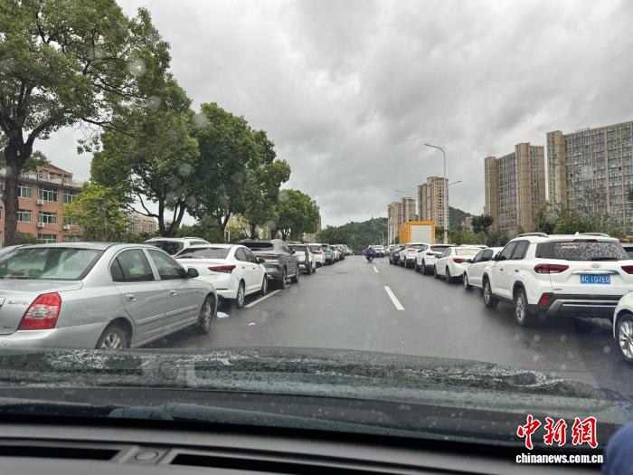 
上海市肺科医院朱余明医生黄牛预约代挂号电话记者手记：“追风”的我们 收到了温暖