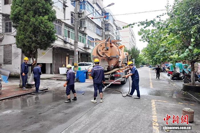 
上海市肺科医院朱余明医生黄牛预约代挂号电话记者手记：“追风”的我们 收到了温暖