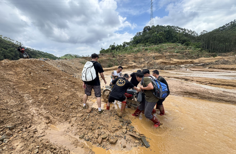 
复旦大学附属肿瘤医院张晓伟医生黄牛预约代挂号电话我在现场丨6公里路，5个多小时，挺进“孤岛乡”