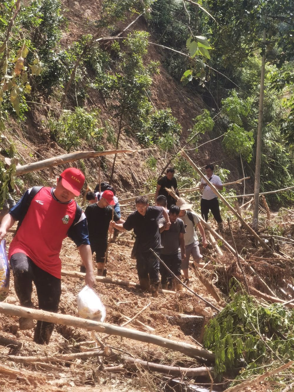 
复旦大学附属肿瘤医院张晓伟医生黄牛预约代挂号电话我在现场丨6公里路，5个多小时，挺进“孤岛乡”