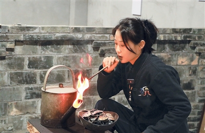 
西安市儿童医院黄牛挂号电话票贩子号贩子网上预约挂号,住院检查加快年轻人学起老手艺