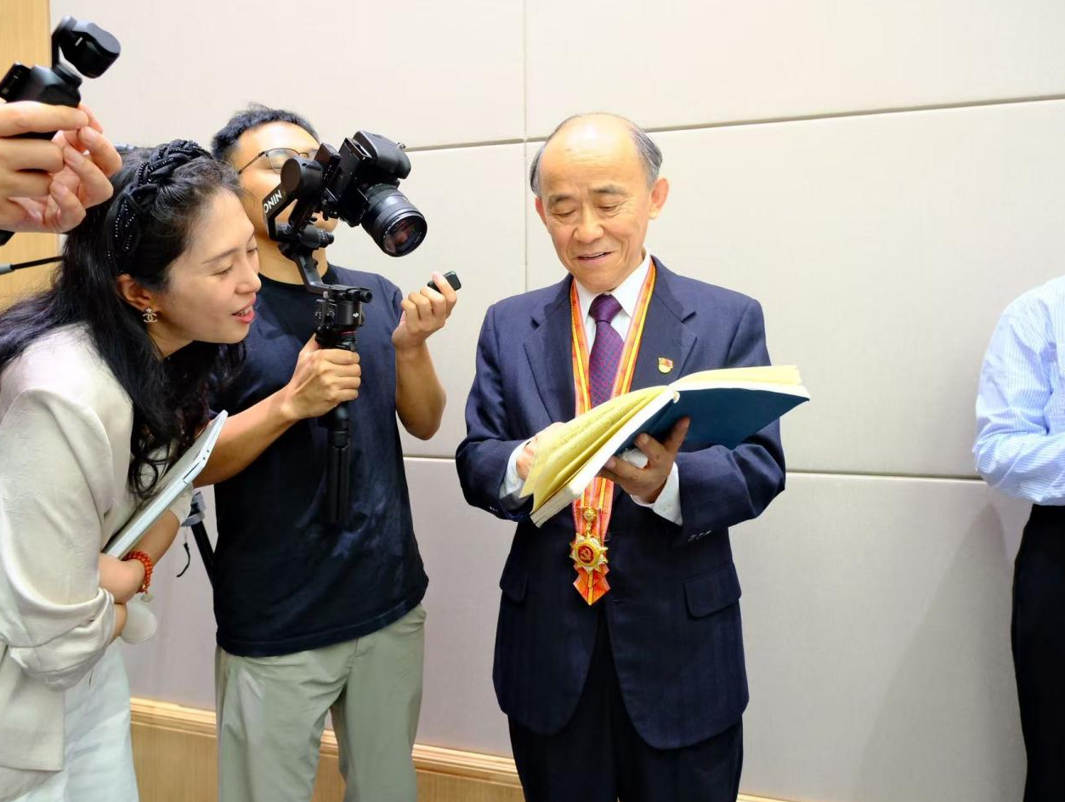
上海市第六人民医院贾伟涛医生黄牛预约代挂号电话33年，283本笔记！“七一勋章”获得者马善祥：永远做百姓心中靠谱贴心的“老马”