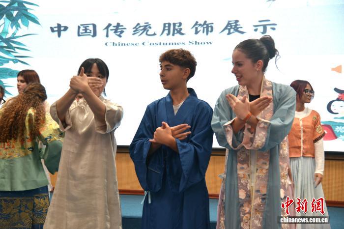 
中国医学科学院肿瘤医院黄牛挂号电话票贩子号贩子网上预约挂号,住院检查加快学剪纸、穿汉服 意大利青少年在三亚“遇见”中国文化