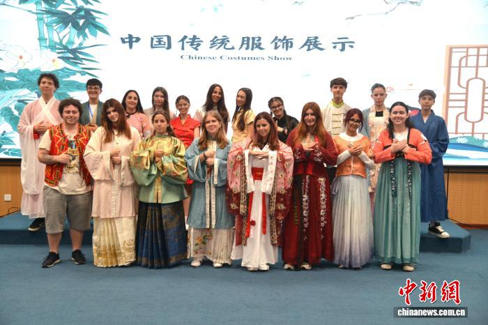 
中国医学科学院肿瘤医院黄牛挂号电话票贩子号贩子网上预约挂号,住院检查加快学剪纸、穿汉服 意大利青少年在三亚“遇见”中国文化