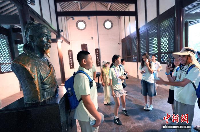 
北京大学人民医院黄牛挂号电话票贩子号贩子网上预约挂号,住院检查加快多国华裔青少年在成都杜甫草堂寻中华文脉之根
