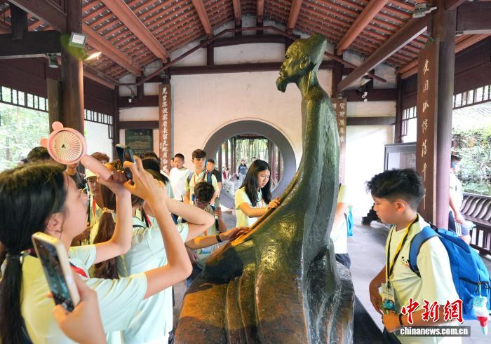 
北京大学人民医院黄牛挂号电话票贩子号贩子网上预约挂号,住院检查加快多国华裔青少年在成都杜甫草堂寻中华文脉之根
