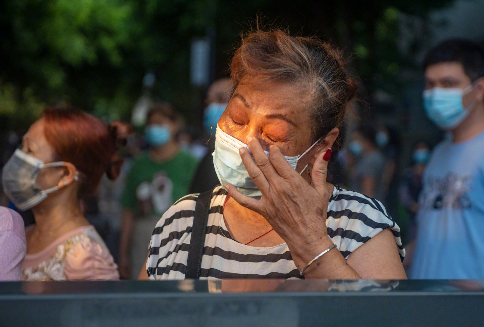 广州芳村解封父母带孩子嬉戏放风有老人激动落泪