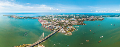 10月2日在海南儋州拍摄的洋浦大桥对岸的海南洋浦经济开发区（无人机全景照片）。新华社记者 蒲晓旭摄
