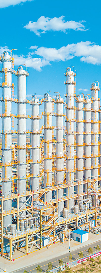 内蒙古通威高纯晶硅有限公司厂区里的精馏塔。受访单位供图
