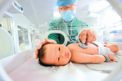 8月18日，河南省洛阳市汝阳县妇幼保健院医生在新生儿监护室工作。