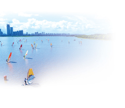 黑龙江省哈尔滨市，松花江上的帆板运动成为市民们休闲娱乐的新选择。张艺开 傅 强摄影报道