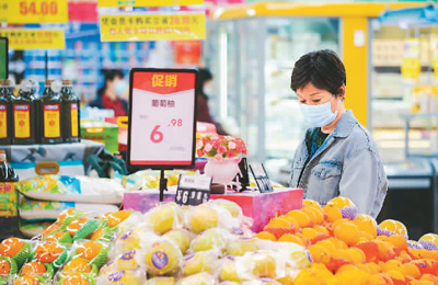 日前，顾客在江苏省南京市一家超市选购水果。苏 阳摄（人民视觉）
