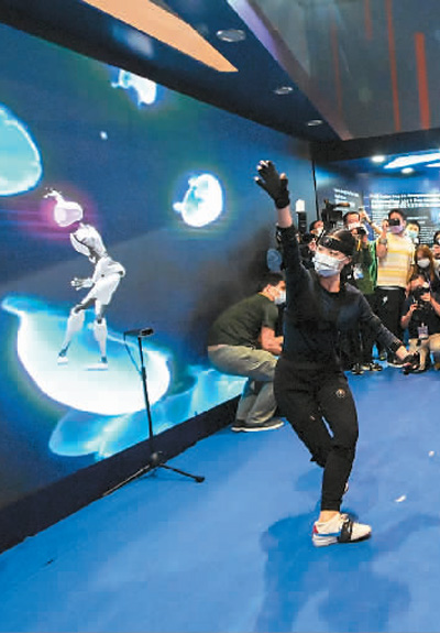 工作人员展示创科互动体验项目。中新社记者 陈永诺摄
