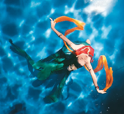 演员演绎水下飞天舞蹈《洛神水赋》（视频截图）新华社发（河南广播电视台供图）