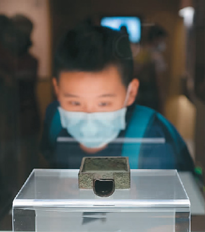 8月4日，观众在上海博物馆参观“宅兹中国——河南夏商周三代文明展” 王 初摄（人民图片）