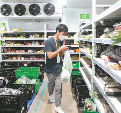 工作人员在位于上海市杨浦区的“美团买菜”逸仙路站点内分拣货品。新华社记者 丁 汀摄