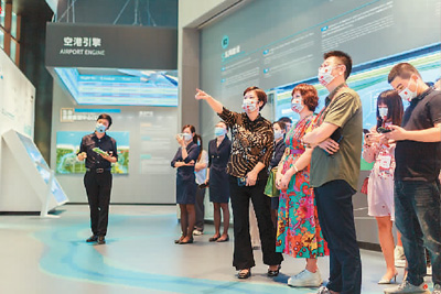逐梦自贸港考察团一行35人参访海口江东新区展示中心。华二代（海南）孵化器供图