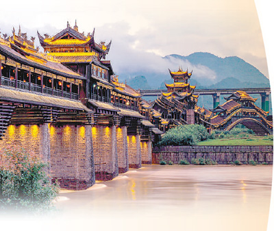重庆市黔江区濯水古镇风雨廊桥夜景，黄耘主持设计。林润钢摄（影像中国）