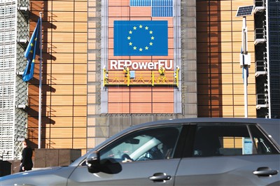 图为车辆经过位于比利时布鲁塞尔的欧盟委员会总部大厦。新华社记者 郑焕松摄
