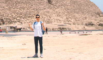 马鑫在埃及留学时留影。受访者供图