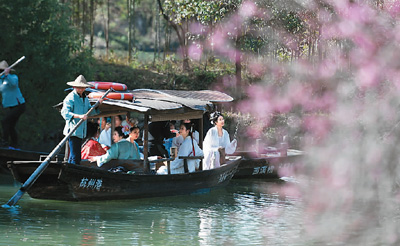 汉服爱好者在杭州西溪国家湿地公园乘坐摇橹船赏梅。新华社记者 黄宗治摄