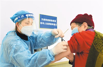 图为在瑶海区荷塘家园新冠疫苗接种点，医护人员为老年人接种。
