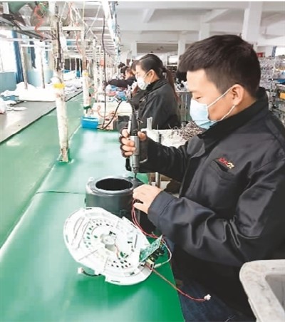 浙江久友电器科技有限公司的工人正在对取暖器进行装配。久友电器供图