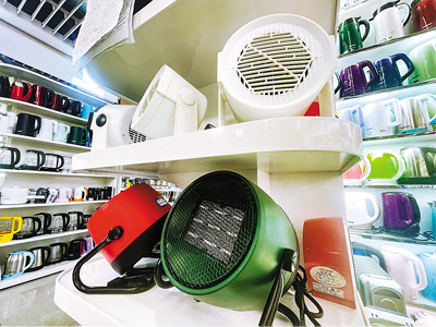 浙江省义乌市小商品市场内销售的取暖器。人民网记者 张丽玮摄