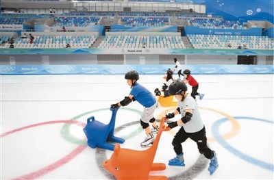 游客在国家速滑馆体验滑冰。新华社记者 鞠焕宗摄