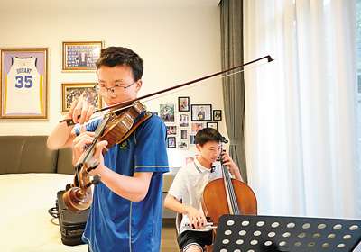 在西南交通大学的家庭探访活动中，四川省都江堰市万汇学校的2名学生在练琴。